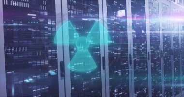 Liling sunucuları, veri merkezi koridorunda holografik radyasyon ikonu ile LED ışıklar yayıyor. Teknoloji, siber güvenlik, dijital, fütüristik, sanayi, yenilik, ağ
