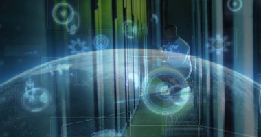 Veri merkezi koridorundaki rafları ayarlamak için çömelmiş teknoloji, tablet kullanılıyor. Küresel örtüler, simgeler. Teknoloji, ağ oluşturma, veri, bağlantı, siber güvenlik, fütürist, dijital