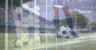 Dengeli bayan futbolcu takım elbise giyer, ayak kenarda futbol topuna basar, altıgen kaplama. Sporcu, spor, fütürist, teknoloji, analitik, performans, açık hava