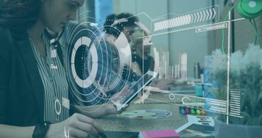 Ofiste fareyi hareket ettiren olgun bir kadını tablet stili ve holografik çizelgelerle çalıştırmak, kopyalama alanı. İşbirliği, veri görselleştirme, modern çalışma alanı, dijital arayüz, takım sinerjisi, teknolojik yenilik, ofis teknolojisi