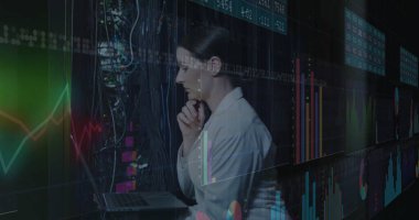 Spor ceketli kadın veri merkezindeki finansal tabloları dizüstü bilgisayar ve kablolarla inceliyor. Teknoloji, veri analizi, dijital arayüz, iş, modern, yenilik, siber güvenlik