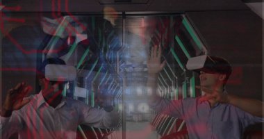 İş arkadaşları VR laboratuvar ekranında sihir koridorunu manipüle ediyorlar, ortam LED ışıklandırması. Sanal gerçeklik, takım çalışması, yenilik, fütüristik, dijital ortam, teknoloji, işbirliği