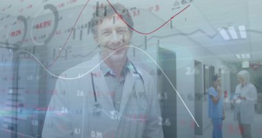 Hastane koridorunda steteskopla yüzen veri grafiklerini inceleyen gülümseyen olgun bir erkek doktor. Sağlık, tıbbi ekip, profesyonel, veri analizi, klinik, işbirliği, teşhis