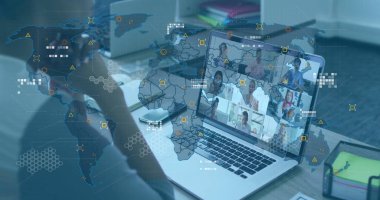 Masadaki ekiple bağlantı kuran olgun Asyalı kadına dizüstü bilgisayarlı akıllı telefon ve harita kaplaması ile katılıyor. İşbirliği, iletişim, uzaktan kumanda, dijital, teknoloji, takım çalışması, çalışma alanı