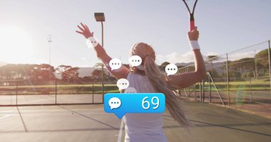 Tenisçi şafak vakti sert kortta raket tutarken mavi sohbet baloncuğu 69 gösteriyor. Spor, atletizm, rekabet, açık hava, canlılık, eylem, fitness