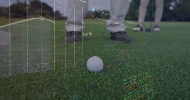Golfçüler artırılmış verileri analiz ederken, golf topunun yeşile boyanması. Spor, analitik, görselleştirme, teknoloji, rekabet, eğlence, yenilik