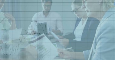 Grafikleri üst üste koyan, kurul masasında kalemlerle basılı çizelgeleri inceleyen üç profesyonel. İş, takım çalışması, işbirliği, veri analizi, profesyonel, minimalizm, kurumsal