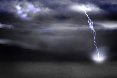 Bulutların üzerinde şimşekler çakar