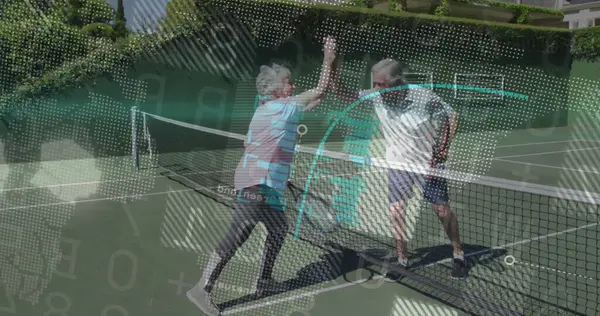 Son sınıf tenis çifti sahada raketler ve ağlarla spor kıyafetlerini değiş tokuş ediyor. Atletik, açık hava, canlı, dinamik, arkadaşlık, boş zaman, sağlıklı