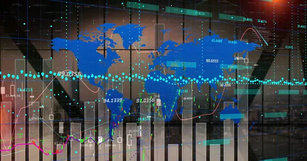 Toplantı odasında, bar dağılım şamdanı grafikleriyle dünya haritasını gösteren şeffaf ekran görüntüsü. Gelecekçi, analitik, teknoloji, şirket, yenilik, görselleştirme, finans