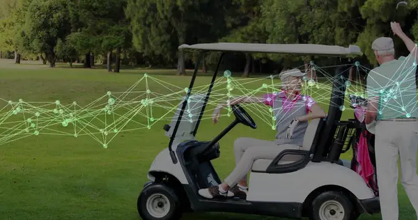 Golf çantalı, golf sopalı, beyaz golf arabası süren olgun bir çift bekliyor. Yaşam tarzı, boş zaman, açık hava, eğlence, zarafet, manzara, aktivite