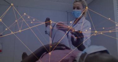 Muayene masasında eklem hareketliliğini test etmek için hasta dizini ve bacağını destekleyen sağlık hizmeti sağlayıcısı. Tıbbi, iyileşme, fizyoterapi, değerlendirme, rehabilitasyon, tanı, tıbbi ekipman