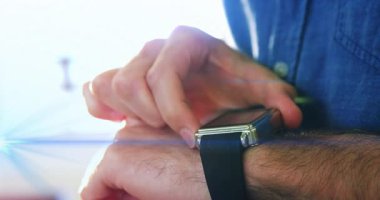 Yan tuşa basma, akıllı kaset görüntüsünü etkinleştirme, parmak vurma ve yön bulma menüsünü kaydırma. Giyilebilir, teknoloji, arayüz, modern, dijital, kullanıcı, aygıt