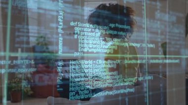 Sarı gömlekli bir kadın dizüstü bilgisayarda kod yazıyor ve tarama resimlerini teknolojiyle kaplıyor. Kodlama, teknoloji, çalışma alanı, yaratıcı, dijital, ergonomik, yenilik