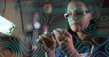 Laboratuvar teknisyeni doku detaylarını incelerken örnek alıyor ve görev lambası altında dönüyor. Analitik, hassas, işçilik, odaklanma, yenilik, endüstriyel, modern