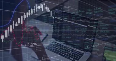 Orta yaşlı bir kadın dizüstü bilgisayarda yazı yazıyor ve finans incelemesi sırasında saydam hisse senedi grafiklerini izliyor. Finansal analiz, veri görselleştirme, ticaret, yatırım, pazar eğilimleri, konsantrasyon, dijital çalışma alanı