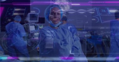 Baş cerrahın kollarını holografik biyometrik görüntü olarak katlaması ameliyathanedeki hayati değerleri analiz ederken zayıflıyor. Teknoloji, yenilik, sağlık, kesinlik, işbirliği, tıbbi, geleceksel