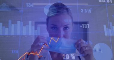 Kadın doktor cerrahi maske seçip hasta bakımı için emniyete alırken veriler yer değiştiriyor. Tıbbi, sağlık, klinik, tanı, profesyonel, temiz, güvenlik