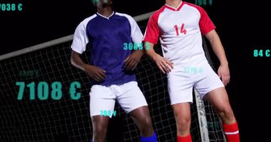 Futbolcular topu takip ediyor, zıplıyor ve para akışının üzerindeyken başlığa itiraz ediyor. Atletizm, rekabet, adrenalin, dijital, yenilik, takım çalışması, dinamik