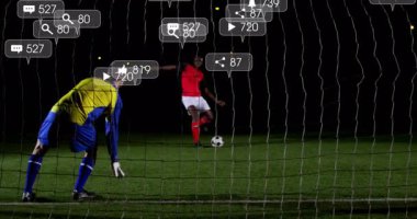 Sosyal medya ikonlarının başlatılması, penaltı koşusu ve galibiyeti kutlayan vurucu bir hedef. Futbol, rekabet, dijital, katılım, eylem, gece vakti, atletizm