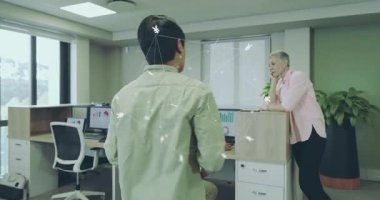 Erkek meslektaşım iş raporları sunarken verileri üst üste yerleştiriyor. İşbirliği, takım çalışması, veri analizi, dijital görselleştirme, modernleşme, iletişim, üretkenlik