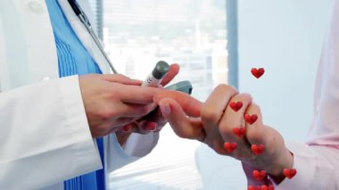 Doktorun parmağa mızrak takması, kalp görünmesi, şeker testi için kan alması. Tıbbi, sağlık, teletıp, klinik, tanı, sağlık, hasta bakımı