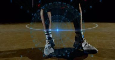 Erkek oyuncu, basketbol oynarken spor teknolojisindeki HUD ölçümlerini takip ediyor. Atletik, rekabet, fütüristik, eğitim, dijital, performans, hareket