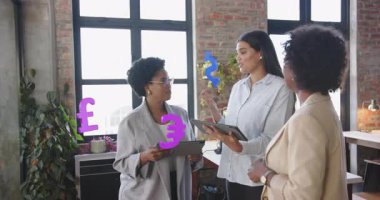 Merkez sunucusu konuşuyor, finans sektöründeki meslektaşlarını çevreleyen euro dolar yen sembollerini çağırıyor. Finansal tartışma, takım çalışması, işbirliği, modern işyeri, animasyon grafikleri, dijital teknoloji, iş adamları