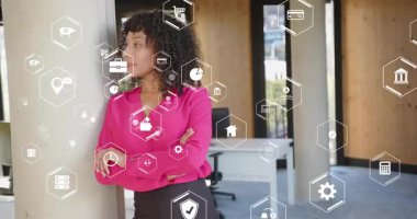 Altıgen simgeleriyle finans analizi yapan kadın köşe yazarlarına yaslanarak sürükleniyor ve zayıflıyor. Teknoloji, profesyonel, modern, dijital, kurumsal, gelecekçi, işbirlikçi