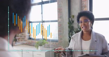 Tablet ekranını tıklatan pazarlamacılar ve verilerin büyümeye öncülük ettiğini gösteren çizelge çizelgelerine neden oluyorlar. İş sunumu, veri analizi, dijital iletişim, kurumsal strateji, modern çalışma alanı, profesyonel büyüme, görsel veri