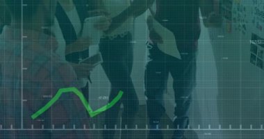 İş arkadaşları yeşil grafik animasyonu tablet işaretleme stratejisi notlarıyla işbirliği yapıyorlar. İşbirliği, takım çalışması, yenilik, veri görselleştirme, ofis toplantısı, beyin fırtınası, profesyonel