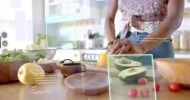 Pişirme işlemini gösteren yarım yamalak sarı biber ve yüzen kaplamalı dilimleme şeritleri. Mutfak, sağlıklı beslenme, mutfak, taze ürün, yaşam tarzı, modern, hobi