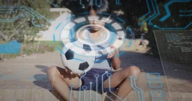 Tuğla çıkıntılı çocuk spor teknolojisi holografik taramasını çalıştırıyor, analiz için futbol topunu döndürüyor. Çocuklar, yenilik, fütüristik, dijital, eğlence, açık hava, gündelik