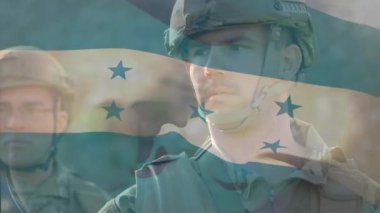 Askeri ikili poz veriyor, şeffaf bayrak soluyor miğfer ve tüfek kayışlarının üzerinde dalgalanan çizgilere neden oluyor. Askerler, takım çalışması, vatanseverlik, disiplin, açık hava, vasilik, dayanıklılık