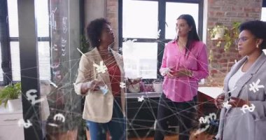 Para birimi simgeleri göründükçe sunucu cam panele finans ağı çiziyor ve akranlarıyla tokalaşıyor. İş, işbirliği, yenilik, takım çalışması, modernlik, finans, bağlantı