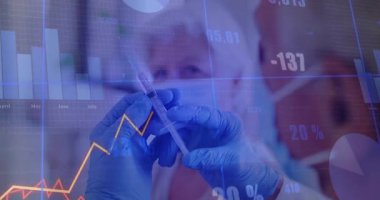 Eldivenli eller aşıyı şırıngaya yerleştirirken animasyon çizelgeleri ve grafikler finans istatistiklerini gösteriyor. Tıbbi, sağlık, analitik, araştırma, bilim, yenilik, kesinlik