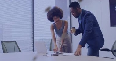 Kadın cilt sayfalarına tıklayarak adama rehberlik ediyor. Animasyon planlarını analiz ediyor. İş görüşmeleri için. İşbirliği, takım çalışması, strateji, beyin fırtınası, modern, kurumsal, tartışma