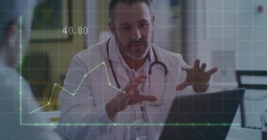 Diz üstü bilgisayarda el kol hareketi yapan ve hastaya veri zirvelerinde rehberlik ederken sağlık tablosunun örtülmesine neden olan bir doktor. Tıbbi danışma, sağlık hizmetleri, veri analizi, profesyonel, klinik, teknoloji, sağlık