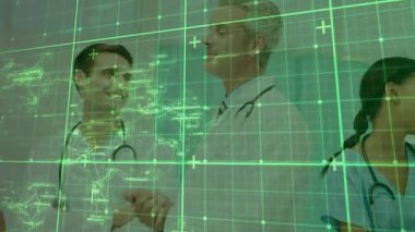 Tıbbi ekip yeşil şebeke altında hasta verilerini tartışıyor. Acemi doktor bilek kıvılcımları saçıyor. İşbirliği, sağlık, takım çalışması, yenilik, profesyonellik, iletişim, dijital