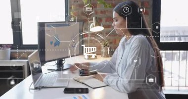 İş verilerini inceleyen kadın, daktilo düzenlemeleri, analiz simgeleri kılavuz hesap güncellemelerinde kayboluyor. Profesyonel, teknoloji, dijital, analiz, çalışma alanı, modern, üretkenlik