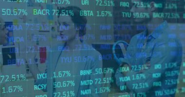 Akıllı telefon yetiştiren ve notları işaret eden iki iş arkadaşı finans için animasyon hisse senedi verilerini takip ediyor. İşbirliği, takım çalışması, yenilik, dijital, iş dünyası, strateji, analitik