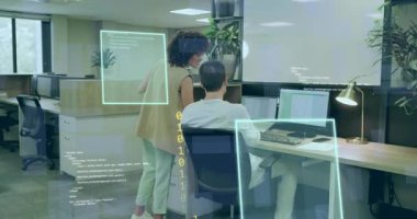 Teknik danışmanın ofise girmesi, geliştiricinin gelişim üzerine beşlik çakması etrafında hologram kodunu etkinleştiriyor. İşbirliği, yenilik, teknoloji, dijital, çalışma alanı, takım çalışması, fütürist