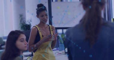 Sarı tulumlu kadın dinliyor sonra da ekranın etrafında jestler kullanarak ofise beyin fırtınası yaptırıyor. İşbirliği, takım çalışması, yaratıcı, modern, bağlılık, iletişim, beyin fırtınası