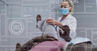 Tıbbi profesyonel hasta bacağını kaldırarak diz muayenesini başlatacak ve sayısal örtüleri izleyecek. Sağlık, ortopedi, hasta bakımı, teşhis, klinik, profesyonellik, tıbbi teknoloji