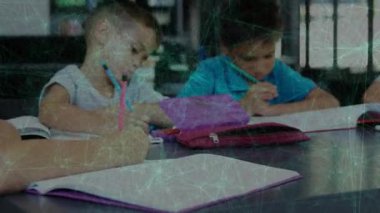 Oğlanlar derslere defterlerle, kalem kutusuyla, kız yazma seansına girip çıkıyor. İşbirliği, eğitim, yaratıcılık, takım çalışması, öğrenme, gençlik, odaklanma