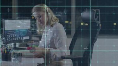 Defter çeviren ve kalem batıran bir kadın, üzerine yazı yazmadan önce Küresel Kurucuların işine dikkat çekiyor. Kurumsal, profesyonel, modern, çalışma alanı, üretkenlik, yenilik, teknoloji