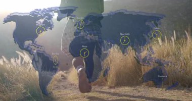 Yürüyüşçü kadın ilk adımlarını atıyor, dünya çapında zaman dilimlerini gösteren solgun seyahat haritalarını gösteriyor. Macera, keşif, seyahat şehveti, açık hava, doğa, hareketlilik, küresel