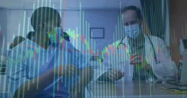 Doktor kolları sıvadıktan sonra aşı çiziyor, örnek alıyor ve finans tablosu olarak enjekte ediyor. Tıbbi, sağlık, aşı, klinik, mesleki, güvenlik, tedavi