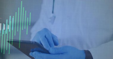 Kıdemli erkek doktor klinik koridorunda tablet tıklatıyor. Canlandırılmış hasta dalga boyu örtüşmesi başlatılıyor. Tıbbi, sağlık, tanı, profesyonel, teknoloji, hastane, analiz