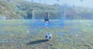 Mavi topun etrafında tur attıktan sonra üç çocuk sahada koşuyor ve veri takibi yapıyorlar. Atletizm, takım çalışması, gençlik sporları, rekabetçi, açık hava, spor, hareket